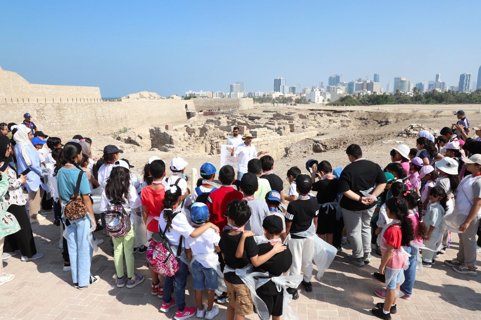 لتعريفهم بالتراث الثقافي والتاريخي ... مائة طفل في فعالية نظمها نادي الضباط عن (الآثاري الصغير)<